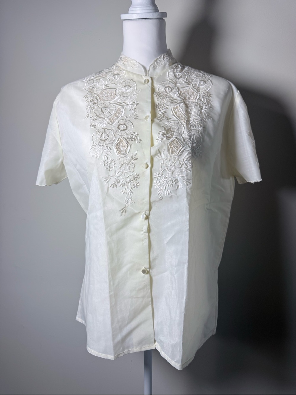 Vintage White Embroidered Blouse Floral Eyelet Lace Button Front Cottagecore Top